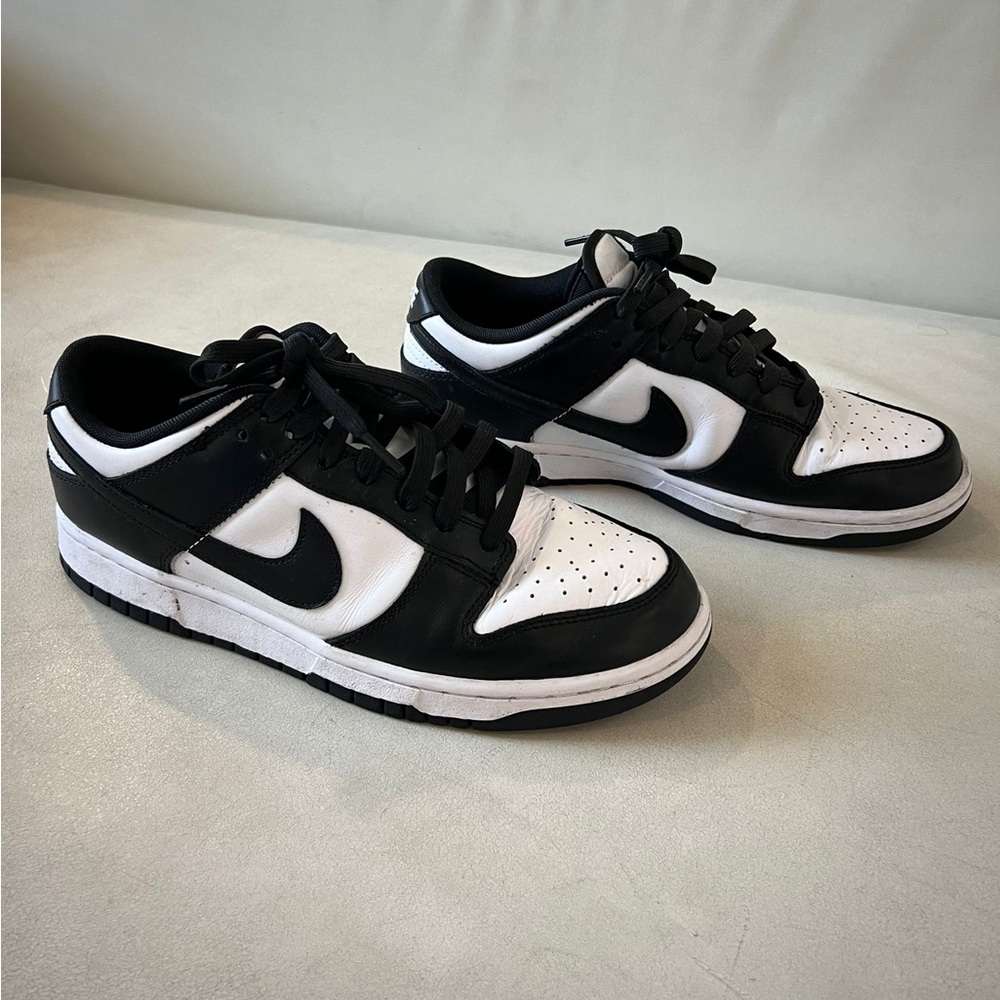 NIKE LOW PANDA DUNKS